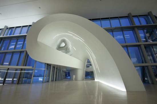 The+center%27s+interior+is+marked+by+continuous+surfaces+that+twist+to+transform+walls+into+ceilings+and+ramps+into+soffits.+