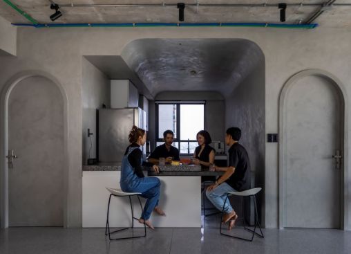 the fully extended dining table can accommodate at least 4 people