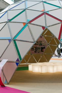 The Trans/Hitos 2013: Geometries exhibition at the center of the convention hall celebrated the use of ceramics to create spaces. The 9-meter-diameter (29.5-feet-diameter) dome has 275 facets and houses the winning projects from the Ceramics for Architecture and Interior Design Awards organized by the Spanish Ceramic Tile Manufacturers' Association (ASCER).