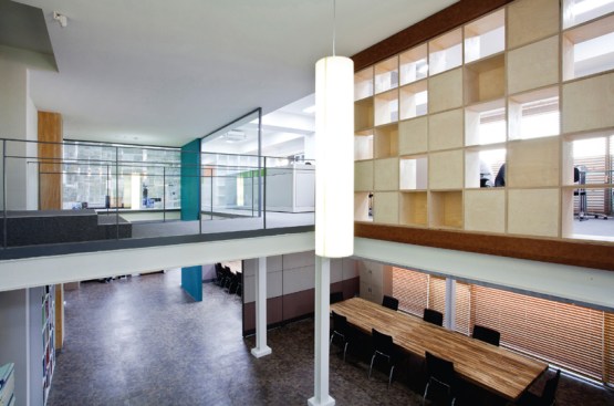 The+double+height+%22main+network+space%22+serves+as+a+gathering+space%2c+and+communicated+space.+