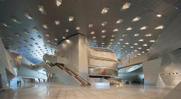 The+building%e2%80%99s+geometry+is+driven+by+the+concept+of+tenting+the+individual+interior+elements+of+the+structure%e2%80%99s+varied+program.+The+central+element+houses+the+main+theater.