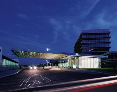 The gatehouse is the first building in a new master plan for the Trumpf campus. The glass pavilion around the core is composed of two layers of float glass that sandwich stacked tube sections of acrylic glass. This renders the core visible as a blurred, soft shape on the facade.