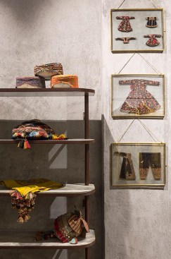 The walls play a canvas, rather a large expansive canvas for the beautiful, earthy and grainy textured paint. It covers every inch up and down over the beams and ceiling to bind the store in whole. The rugged feel takes one back to the lost architecture of the Sindh Region.