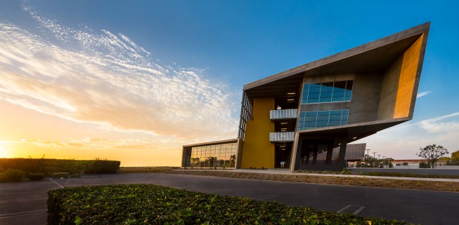 The+design+celebrates+the+famous+R.M.+Schindler%27s+Lovell+Beach+house+located+merely+down+the+coast.+