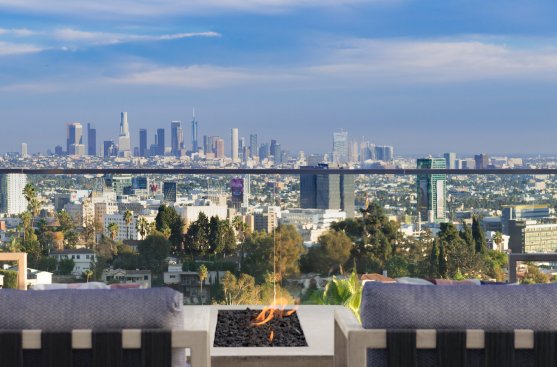  Los Tilos Hollywood Hills modern home backyard infinity pool and sunning terrace.