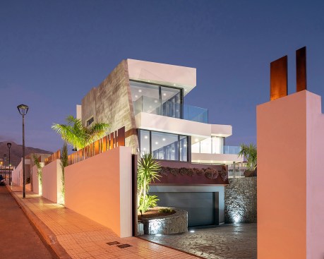 YS + 2 House, vehicular access.