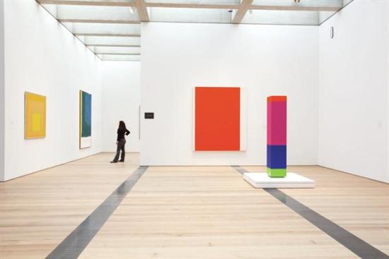 The+rectilinear+geometry+of+the+concrete+ceiling+grid+determines+the+position+of+gallery+partitions+and+air+distribution+grilles+in+the+floor.