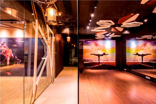  LINE OF CONTROL
A glass partition separating the passage from the studio—a study in modern retail design.