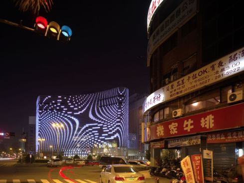 The fa??ade of Star Place creates a fluid display of light. The architect's idea was to create a self-illuminating fa??ade invisibly integrated into the building fa??ade's glass fins allowing them to be luminous at night while preserving transparency during the day.