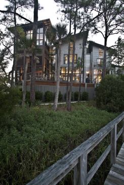 The home’s varied, fragmented form allows it to slip discreetly into its verdant setting.