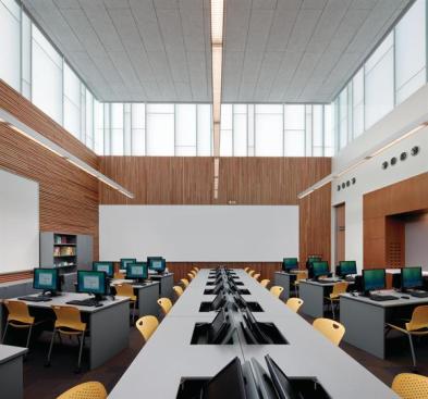 The glazed volumes that top the building illuminate the main reading rooms as well as some enclosed spaces, including a classroom.