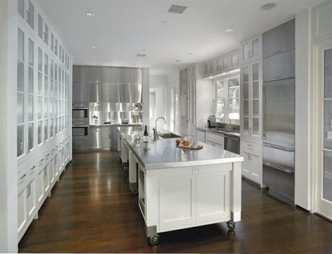 A perpendicular singlestory volume houses the informal living spaces, including a spare but elegant kitchen.