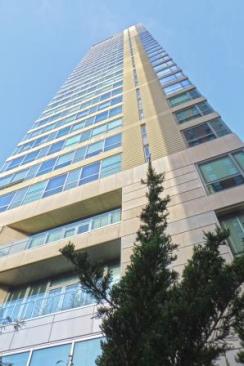 This resulting 31-story, Modern design structure features 4,200-square-foot full-floor residences.