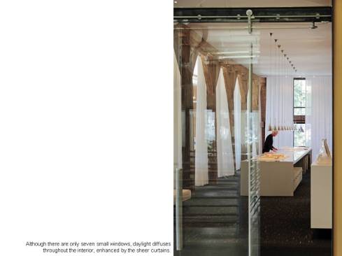 Although there are only seven small windows, daylight diffuses throughout the interior, enhanced by the sheer curtains.