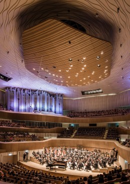 The 1981-seat Concert Hall is shaped like a stepped vineyard with a stage at its centre, with terraces at different floor heights encircle the podium.