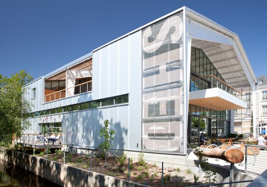 A+rain+garden+beside+the+agricultural+form+of+the+building+filters+stormwater+runoff%3b+outdoor+spaces+look+over+the+rain+garden+at+an+adjacent+creek.+