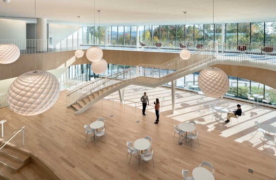 The atrium inside the SLAM-designed 180,000-SF, six-story facility for the Drexel University 
College of Medicine at Tower Health in Wyomissing, Pennsylvania.