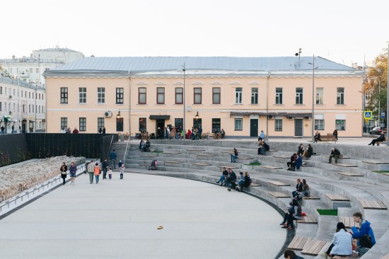 The square has been successfully opened to the public at the beginning of September 2017 for the Moscow’s 870th anniversary. Trees were planted during winter 2017-18. 