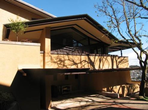 View of the eastern gable of the south fa&ccedil;ade in August 2011.