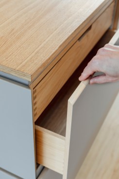The vertical surfaces of the fixtures, made of natural oak wood, were oak wood were uniformly finished in grey linoleum.