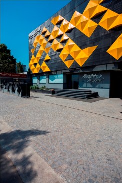 The façade is a play of surface levels  to create synchronicity