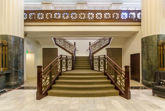 Barnes+%26+Thornburg+Lobby+Renovation%2c+Indianapolis%2c+Ind.%2c+by+Schmidt+Associates