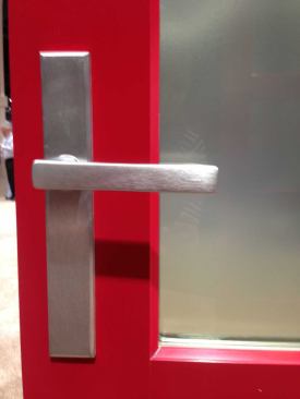 Fitting Kolbe's contemporary door styles, the Dallas handle offers a clean geometric look in a brushed or polished nickel finish.
www.kolbe-kolbe.com