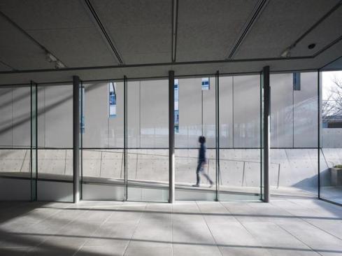 The+glazed+wall+of+the+lower-level+multipurpose+space+offers+views+out+to+the+beginning+of+the+museum%e2%80%99s+ramp+system.