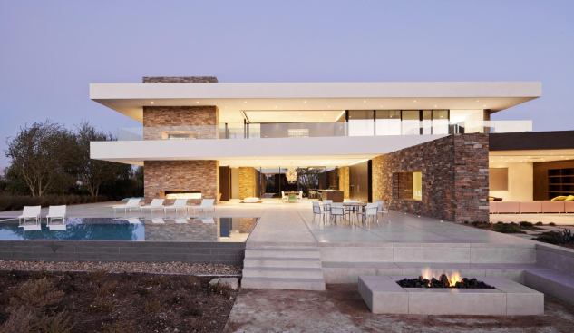 Monolithic forms pass through the building, treating indoor and outdoor space as a single element.