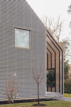 The roof surfaces continued from the structure increase the area of the single-family house that can be used regardless of the weather.