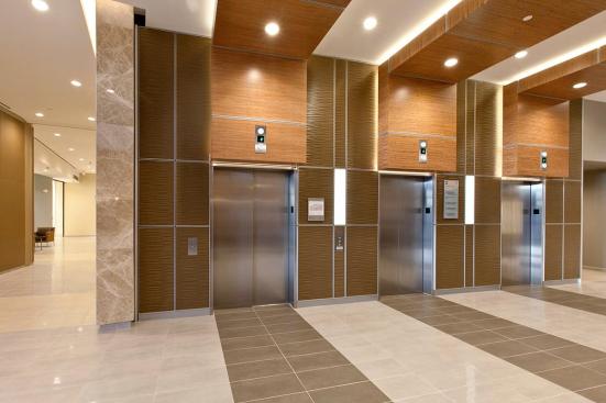 LEVELe Wall System with Capture panels; insets in Bonded Bronze with Natural Patina and Kalahari pattern; LightPlane panels in ViviChrome Chromis glass with White interlayer and Standard finish at Princeton Medical Arts Pavilion, Plainsboro, New Jersey