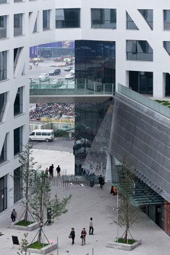 These+throughways+connect+down+to+street+level%2c+making+the+complex%27s+plazas+accessible+to+all.