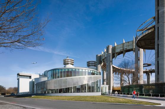 In the shadow of the remnants of Philip Johnson’s 1964 World’s Fair Observation Towers and Tent Of Tomorrow, Caples Jefferson Architects’ renovation to Queens Theatre included the addition of a new reception venue.