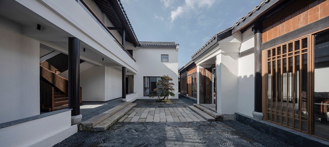 The second courtyard is connected with the two wings 