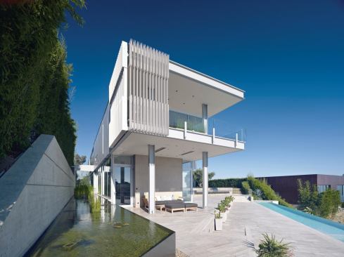 The builder (who is also the home's owner) made the fins from cement composite panels that he cut into strips and bolted together.