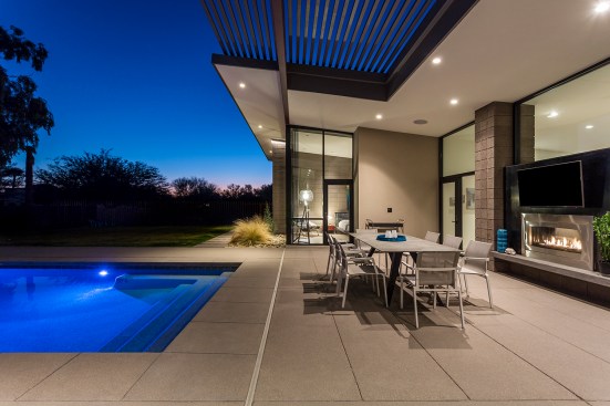 A steel trellis is integrated into the roof at the main patio to bring light and shadows to the outdoor 
living space below while still protecting from intense sun. 
