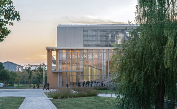 The arrival lobby on the south bank faces the existing campus plaza.