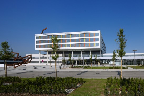 The+design+of+the+building+is+inspired+by+the+surrounding+landscape%3b+rather+than+building+up%2c+the+building+fits+horizontally+among+the+rolling+hills.+