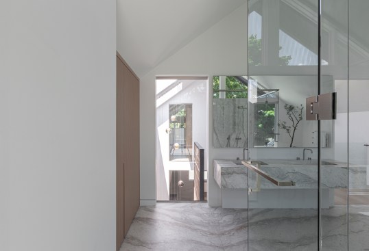 Atelier RZLBD / Stack House / master ensuite