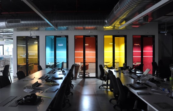 OPEN WORKSPACE WITH UNOBSTRUCTED VIEW