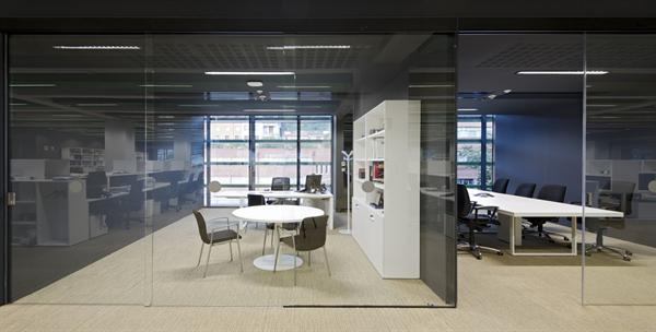 Separation and sophistication, made possible by EXTENDO sliding glass door systems.