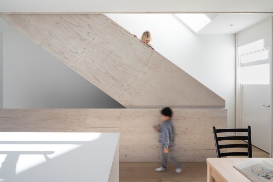 Interior finishings are intentionally spare and monochromatic with simple modern detailing to
allow family life and personal posessions to take centre stage