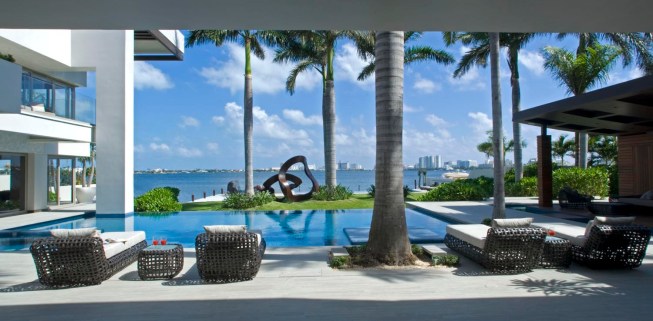 VIEW FROMTHE HOUSE TO THE LAGOON