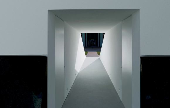 Visitors make their way to the interior seating space via a simple passageway.