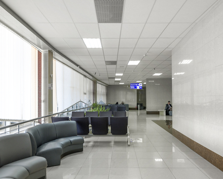 Chief project architect of Minskproyekt Municipal Unitary Engineering Design Enterprise, Oleg V. Sergeyev, selected a combination of ROCKFON Tropic and ROCKFON Artic stone wool panels to meet the modern aesthetic, plus the performance requirements for fire safety and acoustics