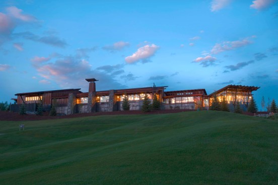 The flowing nature of the topography allowed the architecture to integrate into the site in a subtle, yet iconic way.