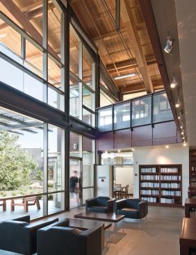 The library has a glazed double-height lobby that allows daylight to penetrate deep into the interior. As in the classroom buildings, students can find a quiet place to do their work while still maintaining a visual connection with the outdoors.