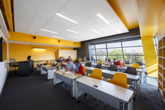 All+the+interior+spaces+have+natural+daylight+and+views+to+the+outside.