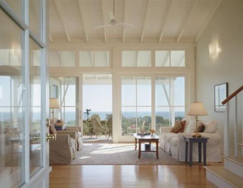 The low-slung massing that ties the house together encapsulates the interior public spaces.