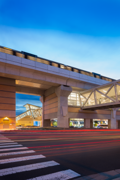 The chosen Banker Wire weaves provide the transparency and uninterrupted sight lines characteristic of glass.